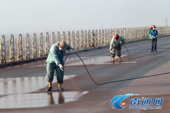 崇啟大橋進行鋼箱梁環氧瀝青橋面鋪裝[組圖]
